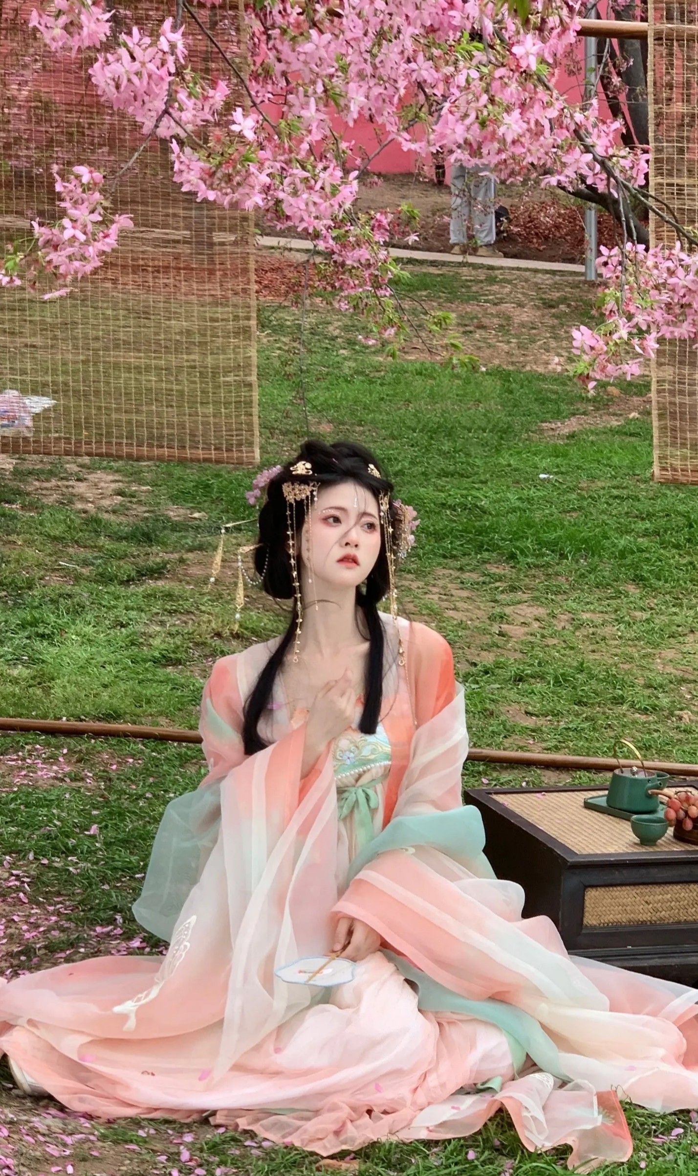 Embroidery Bags and the Revival of Hanfu:A Blend of Traditional Craftsmanship and Modern Fashion