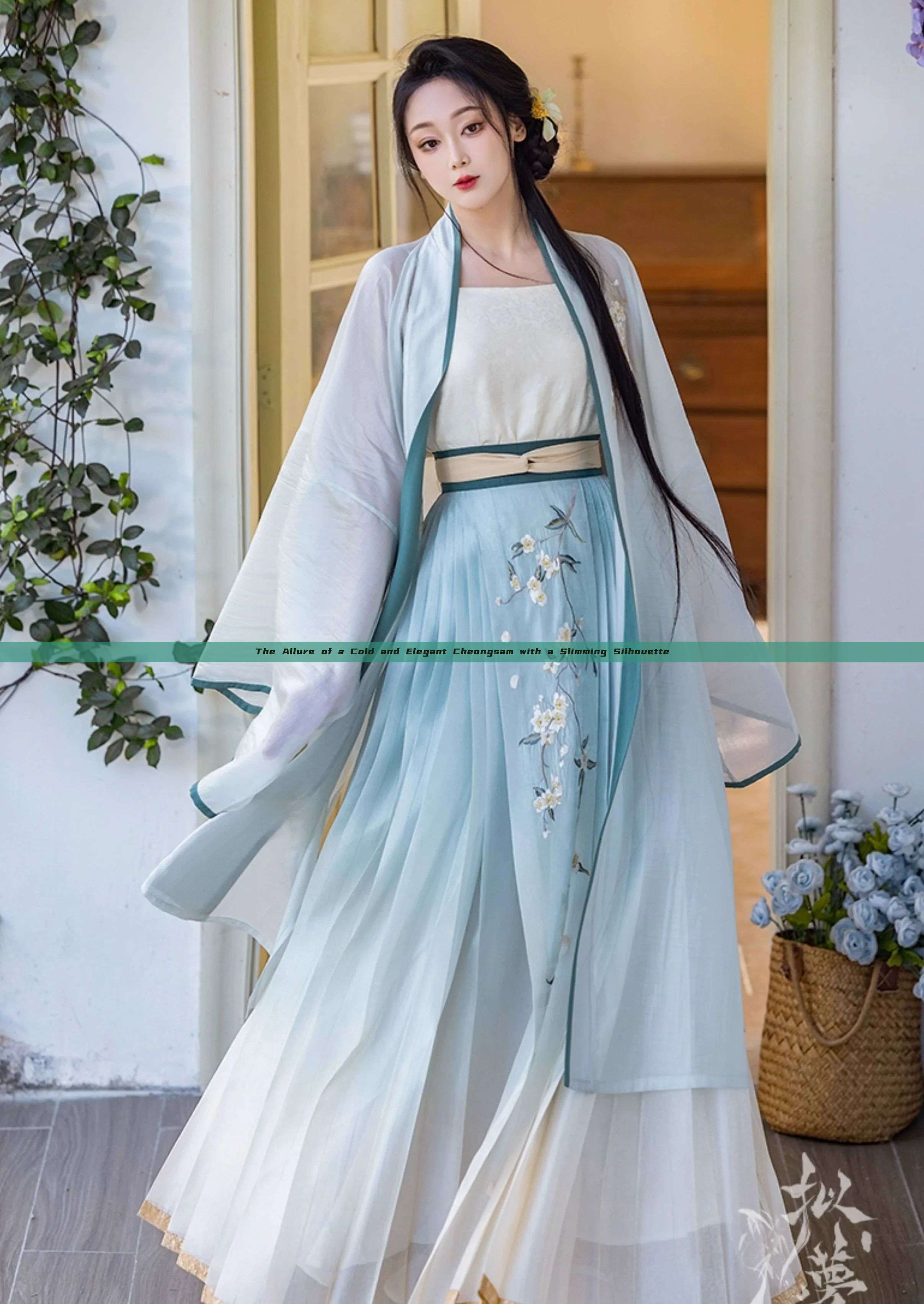 The Allure of a Cold and Elegant Cheongsam with a Slimming Silhouette The Allure of a Cold and Elegant Cheongsam with a Slimming Silhouette
