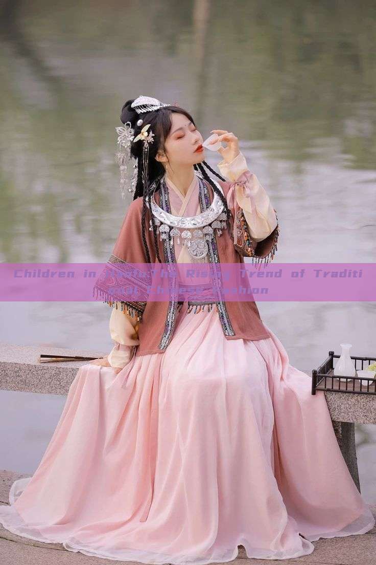 Children in Hanfu:The Rising Trend of Traditional Chinese Fashion Children in Hanfu:The Rising Trend of Traditional Chinese Fashion