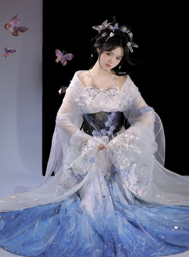 Elegant Petite in Traditional Chinese Hanfu:The Art of Waisted-Fit Ancient Costumes