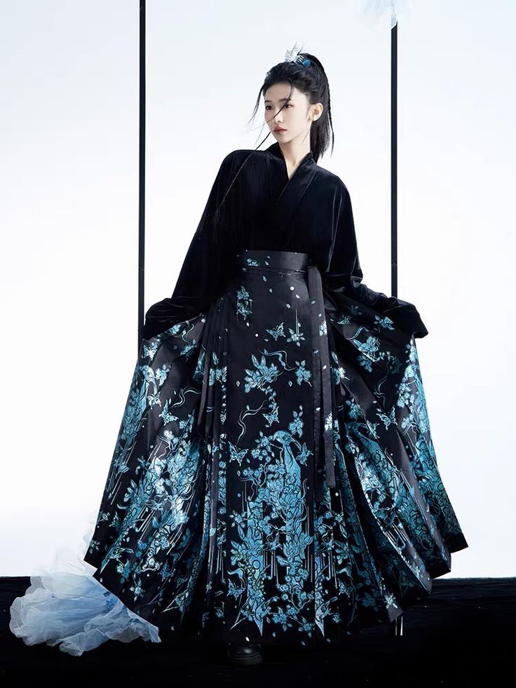 Hanfu Mystery:Unraveling the Clues in Traditional Chinese Attire Hanfu Mystery:Unraveling the Clues in Traditional Chinese Attire