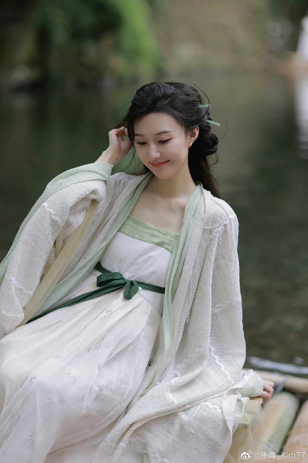 Reimagining the Traditional Cheongsam with Modernized Adjustments to the Reverse-Large Sleeve Style