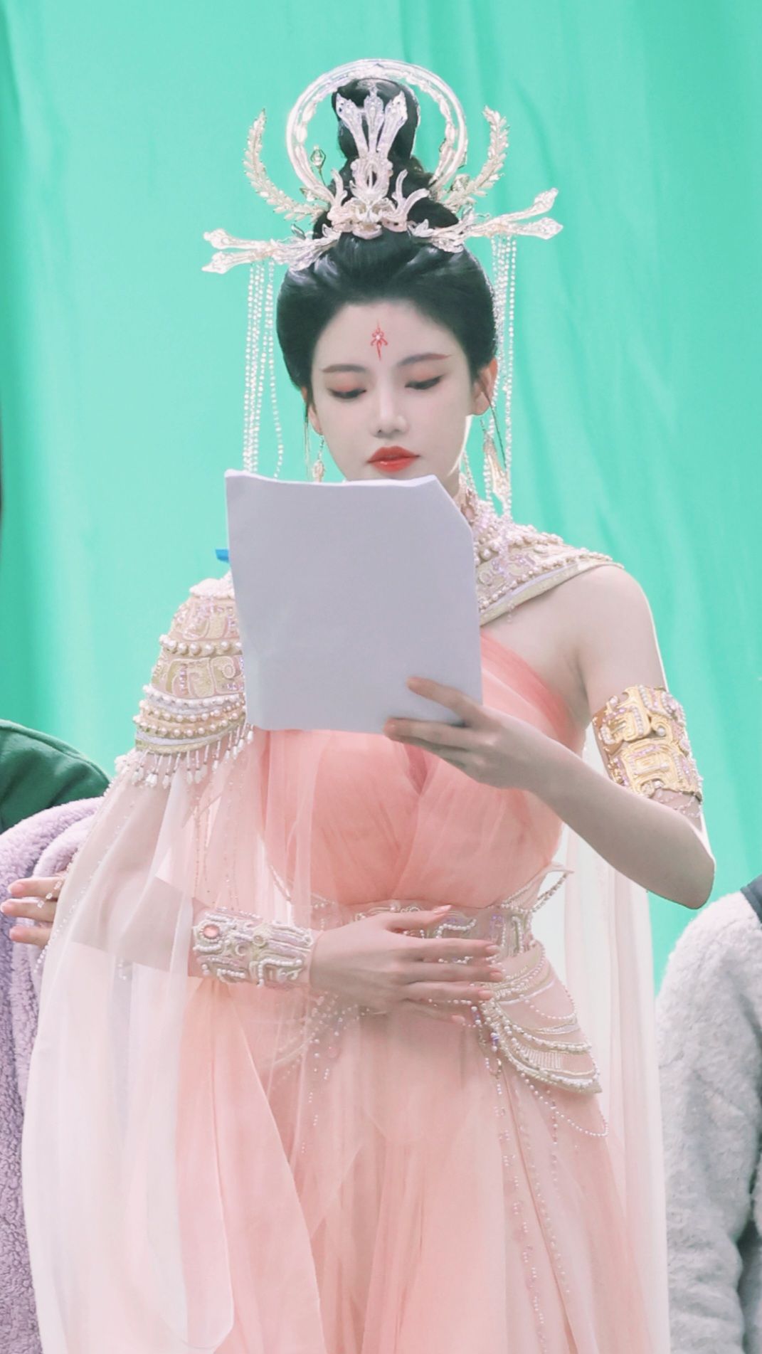 Short-Style Hanfu for Short Individuals:A Fashion Exploration