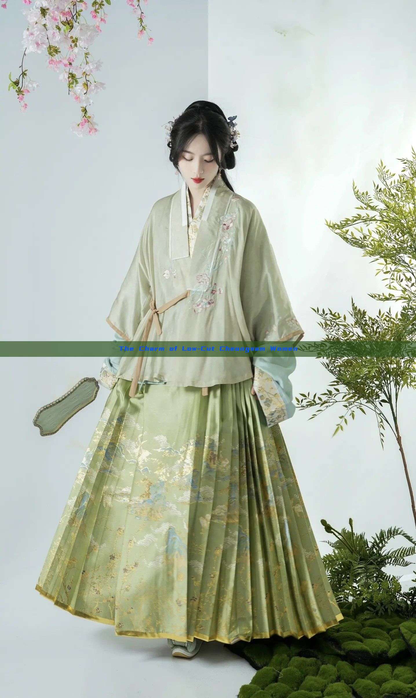 The Charm of Low-Cut Cheongsam Women The Charm of Low-Cut Cheongsam Women