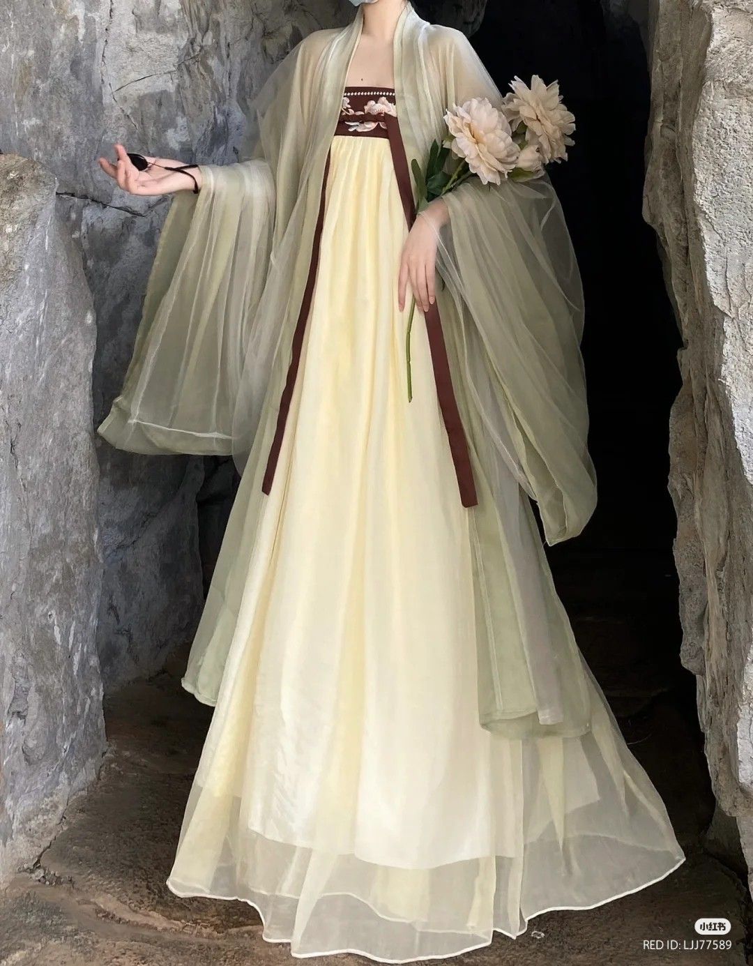 Elegant 40-Year-Old Qipao Dress:A Blend of Traditional Charm and Modern Luxury