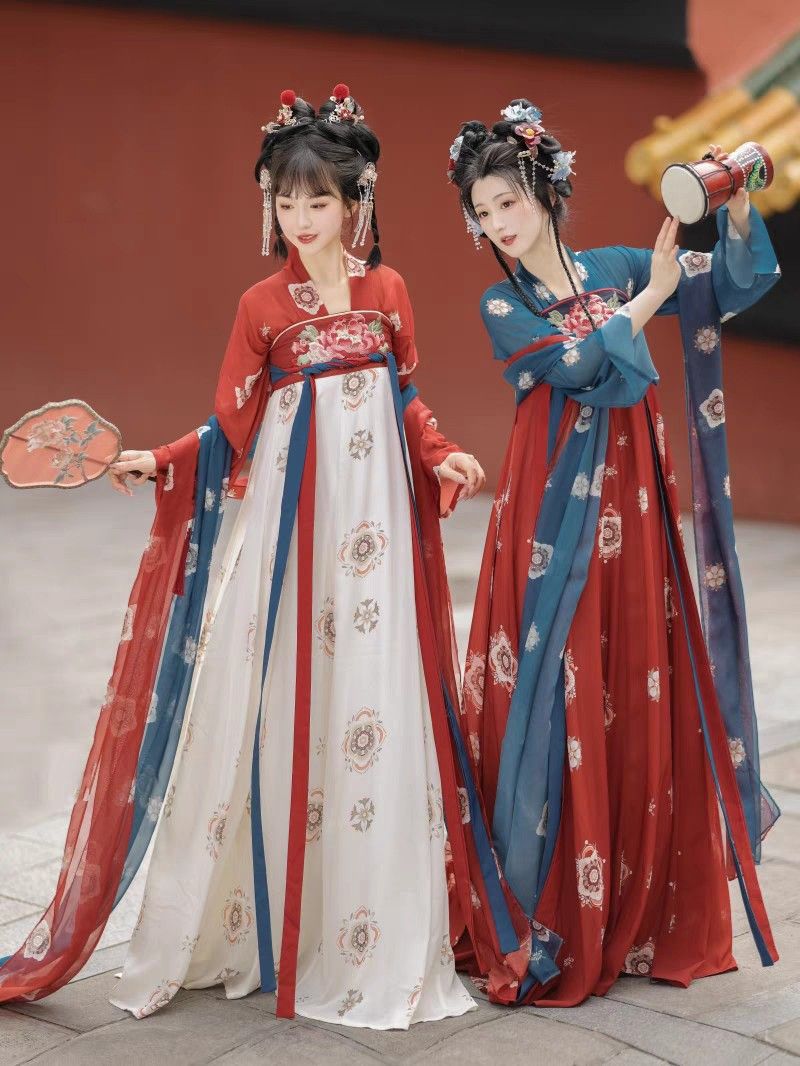 Reinventing Traditional Hanfu as Modern Parent-Child Fashion Reinventing Traditional Hanfu as Modern Parent-Child Fashion