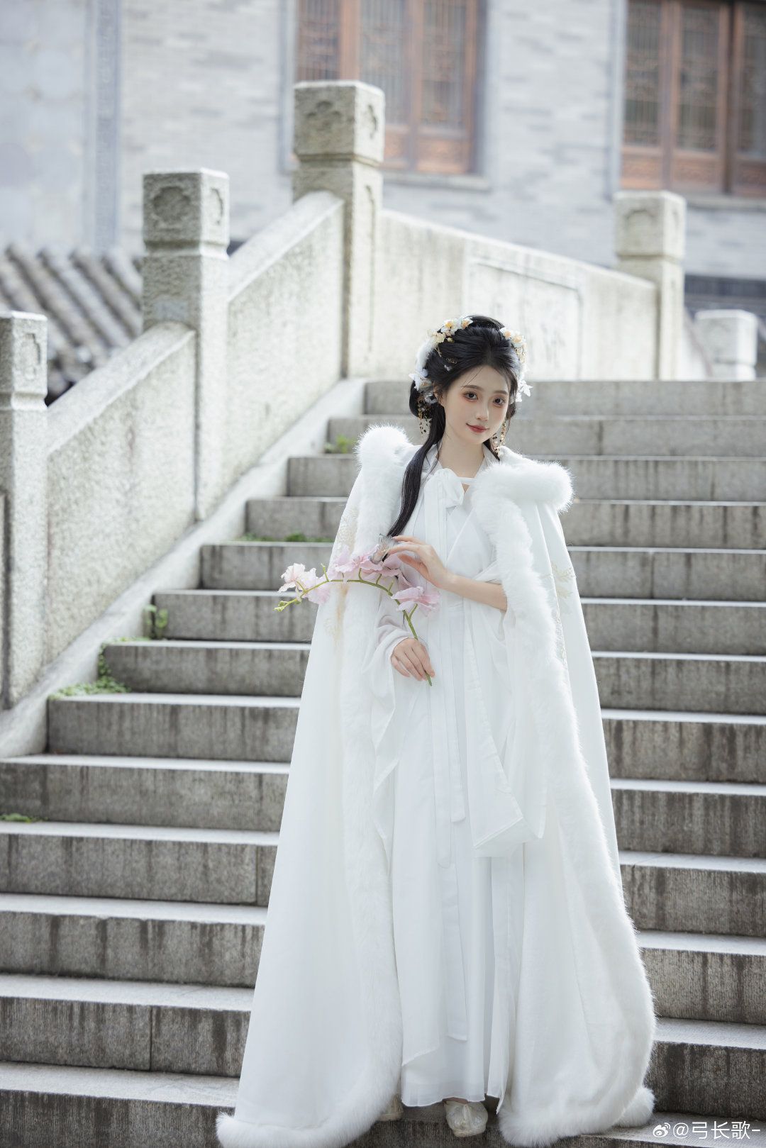 The Dominating 14-Year-Old in Traditional Hanfu Fashion