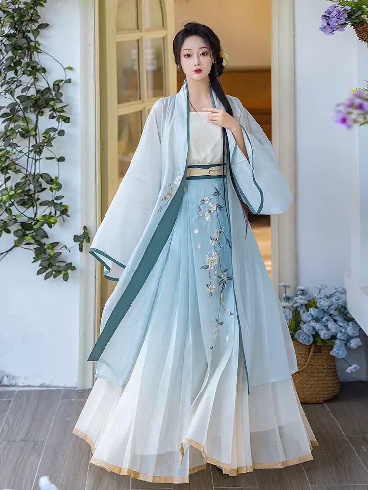 Embroidery-Adorned Shoes:Womens Traditional Hanfu Clothes in Detail