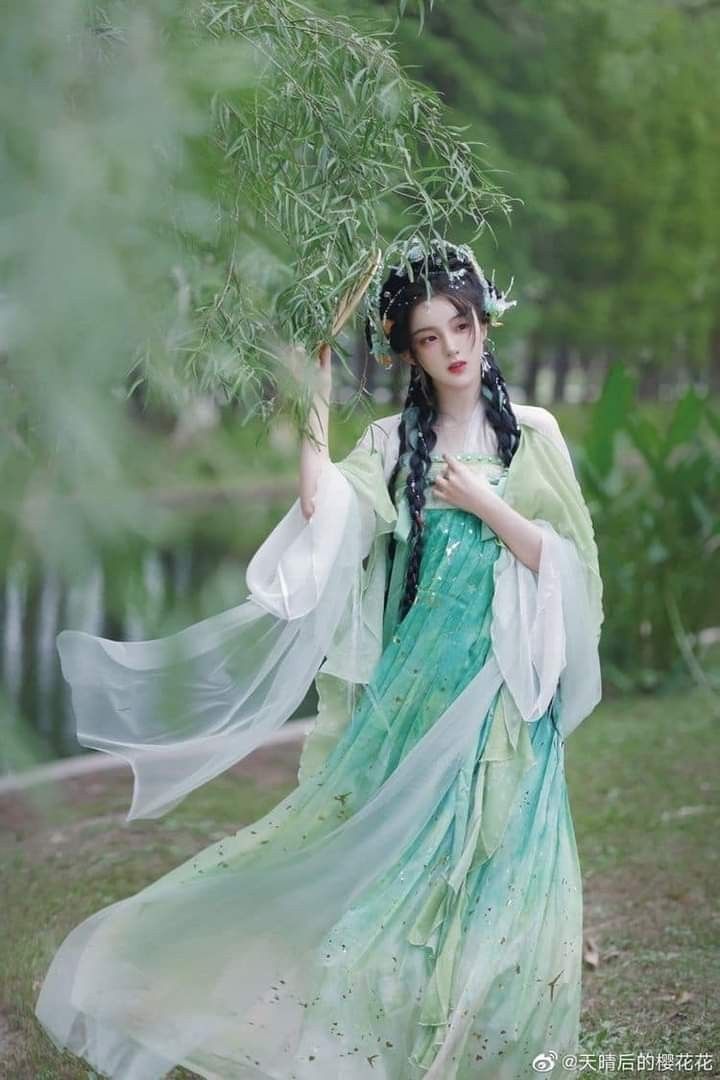 The Elegance of a Doll Collar Cheongsam Woman The Elegance of a Doll Collar Cheongsam Woman