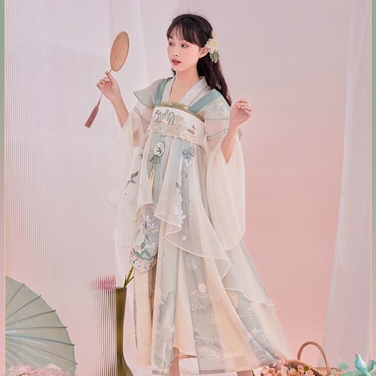The Charm of Past and Present:A Light-Colored Horseface Skirt in Fashion The Charm of Past and Present:A Light-Colored Horseface Skirt in Fashion