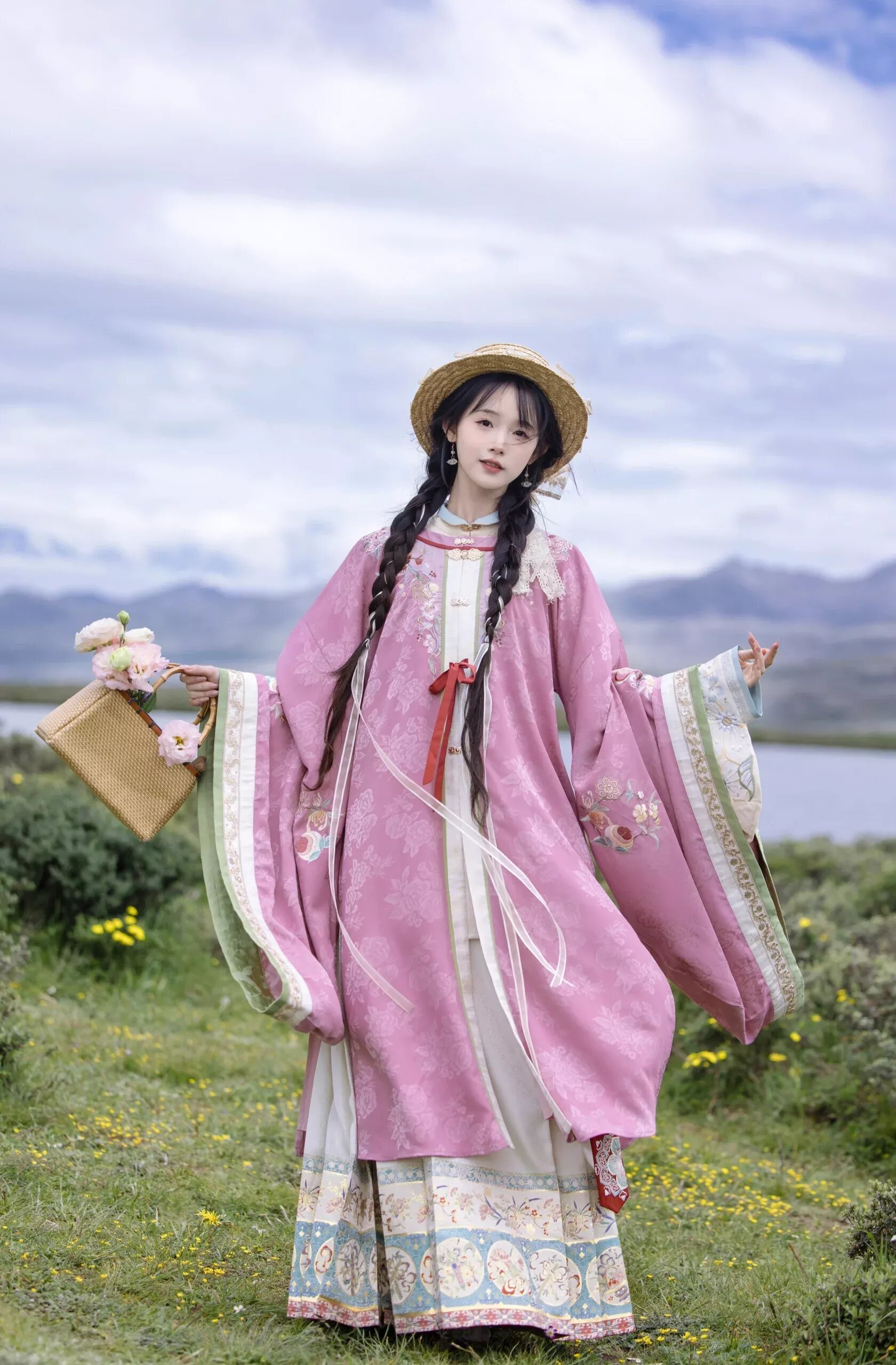 A Crown of Splendor:The Intricate Beauty of Girls Hanfu Headwear A Crown of Splendor:The Intricate Beauty of Girls Hanfu Headwear