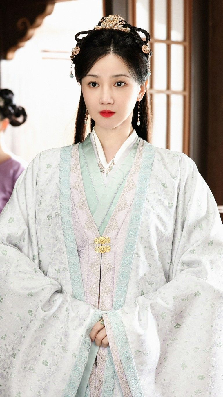 Traditional Elegance:The Rise of Hanfu in Wedding Photographs Traditional Elegance:The Rise of Hanfu in Wedding Photographs