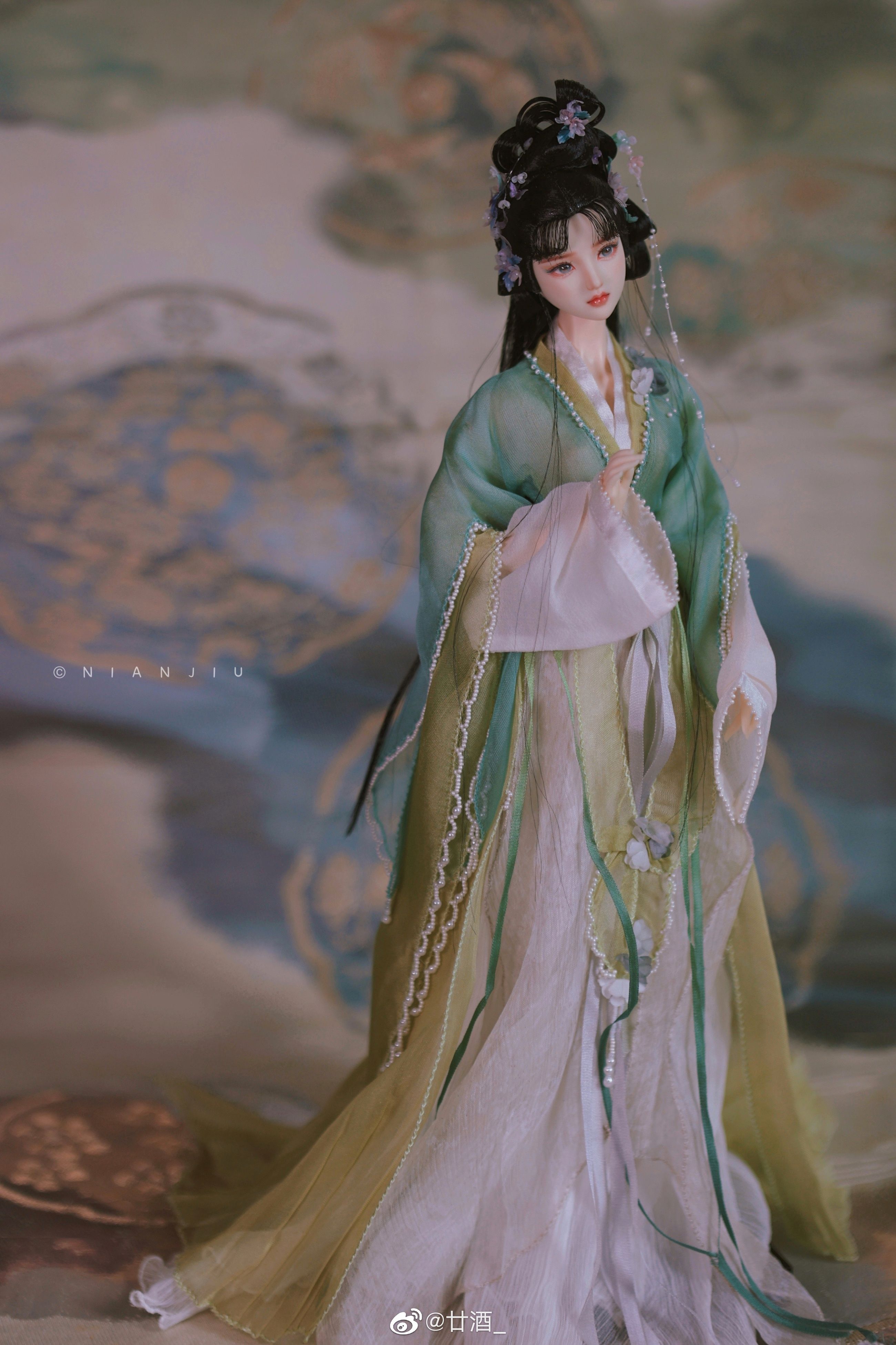 Innovating the Classic:The Modern Long Cheongsam Qipao Innovating the Classic:The Modern Long Cheongsam Qipao