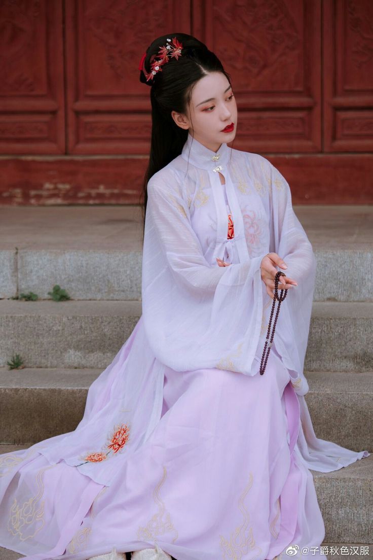Slimming Secrets in Traditional Hanfu Costumes for Female College Students Slimming Secrets in Traditional Hanfu Costumes for Female College Students