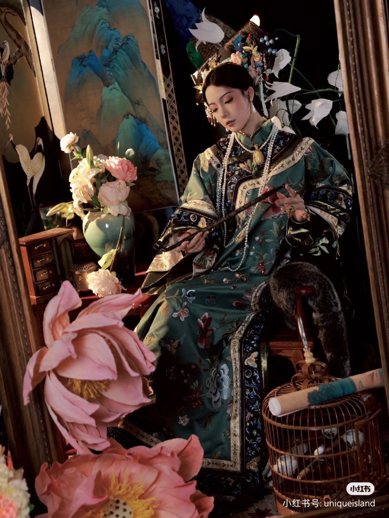 The Splendor of Hanfu:Crown-like Headwear as a Symbol of Traditional Chinese Elegance The Splendor of Hanfu:Crown-like Headwear as a Symbol of Traditional Chinese Elegance