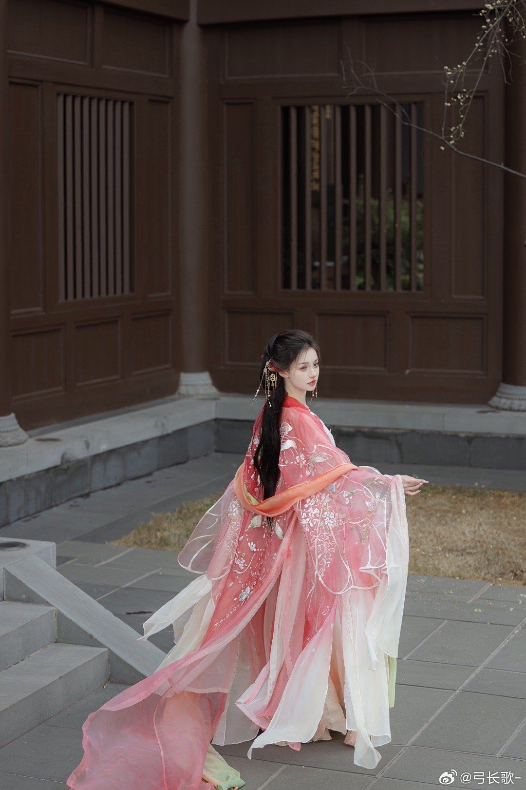The Splendor of Red:A Girls Hanfu Fashion The Splendor of Red:A Girls Hanfu Fashion