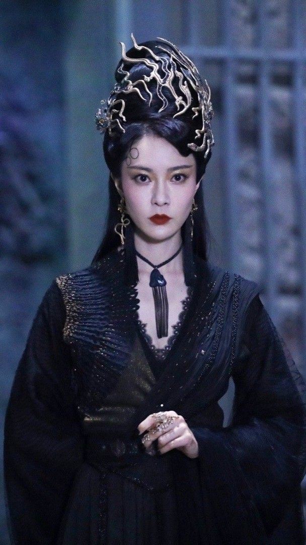 Golden Necklace-Adorned Cheongsam:A Splendid Blend of Tradition and Elegance