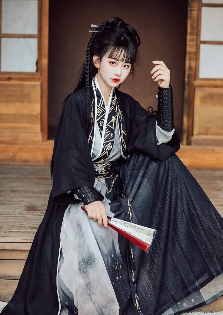 Exploring the Splendor of Ming-Style Hanfu:Cloud-肩章 and Horse-Face Skirt with its Accessories