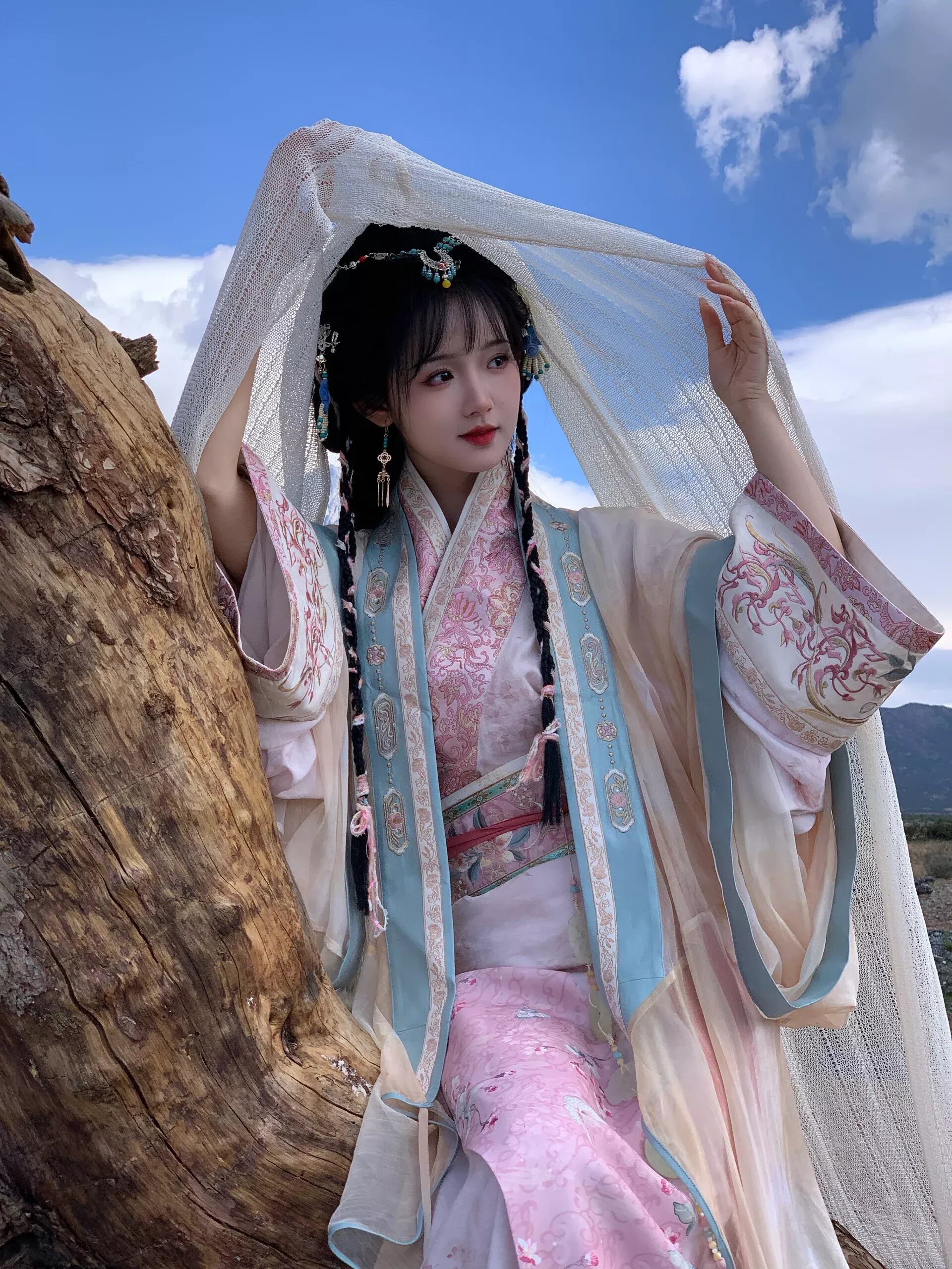 Enchanting Princess Dance Performance in Vintage-Style Girls Hanfu Dress with a Fairy Princess Skirt Enchanting Princess Dance Performance in Vintage-Style Girls Hanfu Dress with a Fairy Princess Skirt