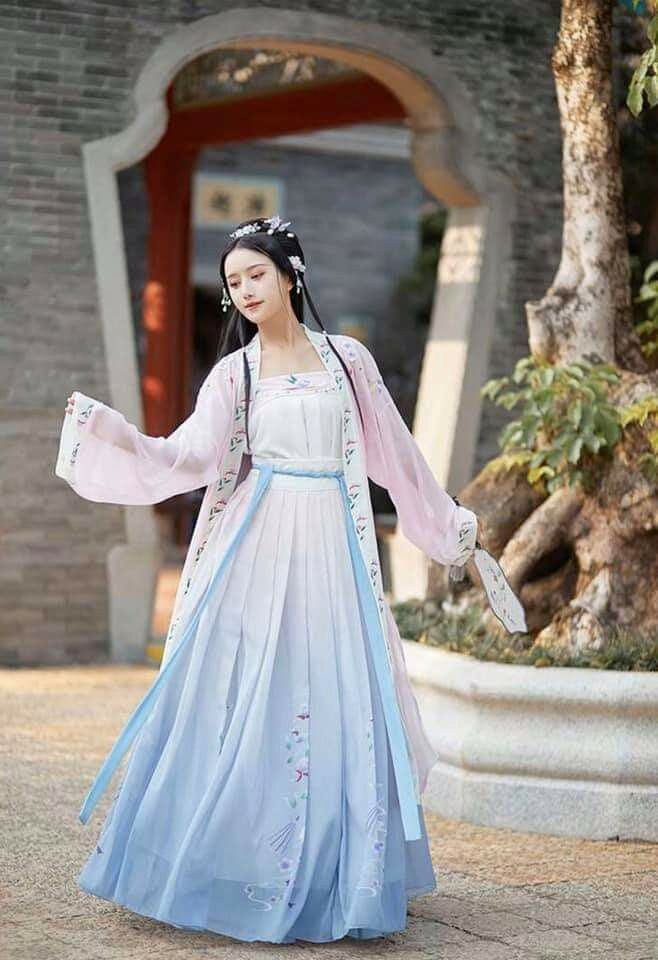 Exploring the Rise of Travel Photography with Traditional Hanfu Fashion Exploring the Rise of Travel Photography with Traditional Hanfu Fashion
