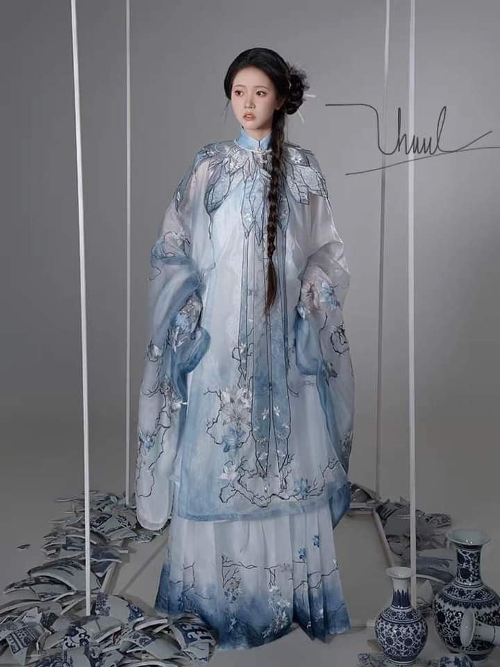 Embracing the Unadorned Beauty of Traditional Hanfu Clothing Embracing the Unadorned Beauty of Traditional Hanfu Clothing