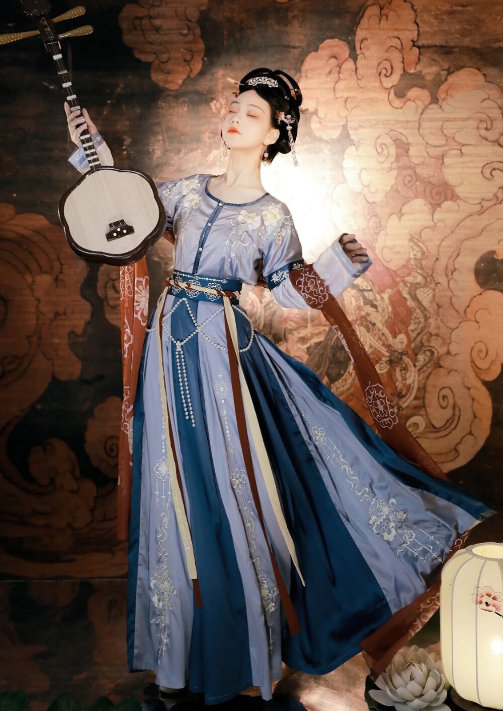 The Quintessential Guide to Qiongqiu as a Hanfu Photo Prop The Quintessential Guide to Qiongqiu as a Hanfu Photo Prop