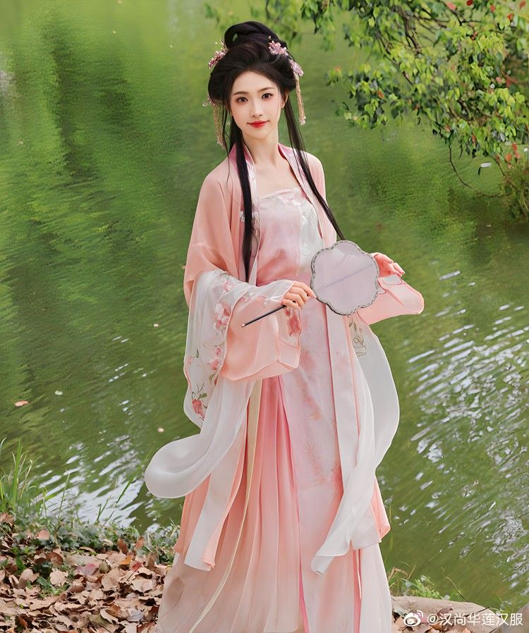 The 8-Year-Old Hanfu Girl:Embracing Traditional Elegance The 8-Year-Old Hanfu Girl:Embracing Traditional Elegance