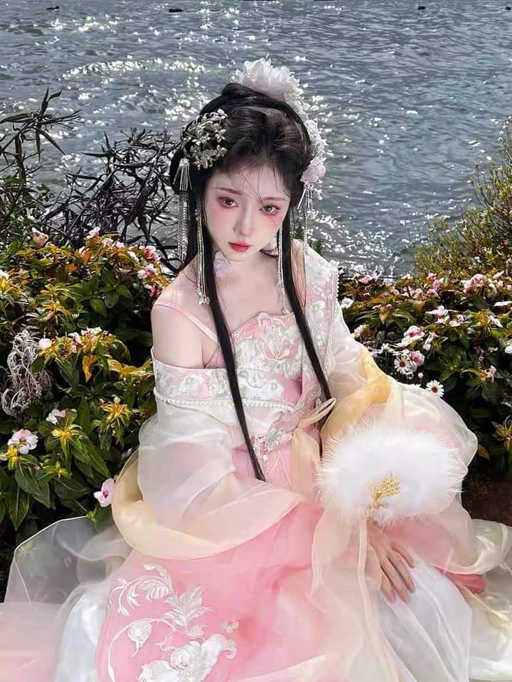 Winter Wedding Gowns for the Beloved Mother-in-Law:The Cheongsams Charm in the Cold Season Winter Wedding Gowns for the Beloved Mother-in-Law:The Cheongsams Charm in the Cold Season