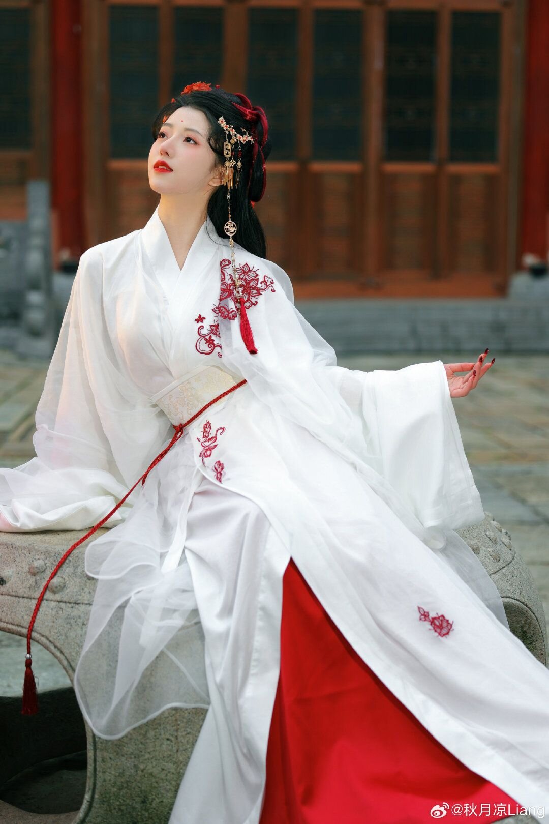 Vintage Hanfu Girl Statuettes:Embracing the Ethereal Beauty of Traditional Chinese Fashion Vintage Hanfu Girl Statuettes:Embracing the Ethereal Beauty of Traditional Chinese Fashion