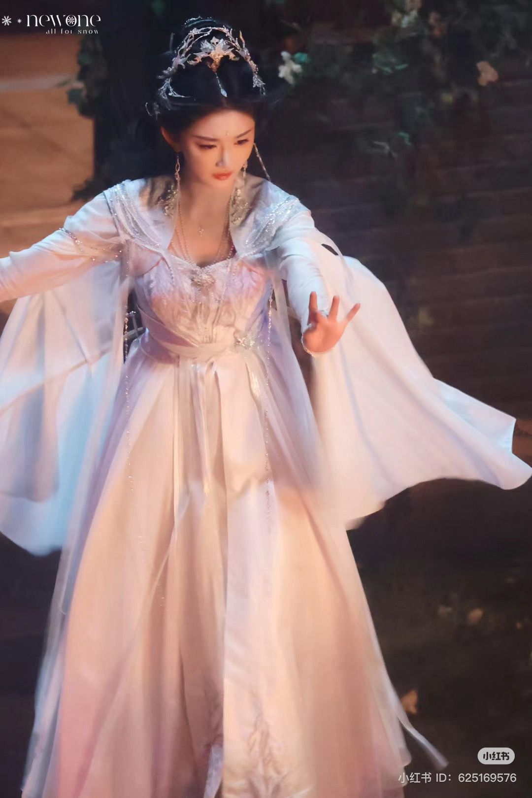 A Little Girls Enchanting Journey in a Stunning Princess-Style Hanfu Dress A Little Girls Enchanting Journey in a Stunning Princess-Style Hanfu Dress