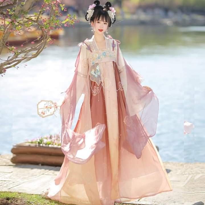 Summer Splendor:The Rise of Hanfu Fashion among Young Girls Summer Splendor:The Rise of Hanfu Fashion among Young Girls