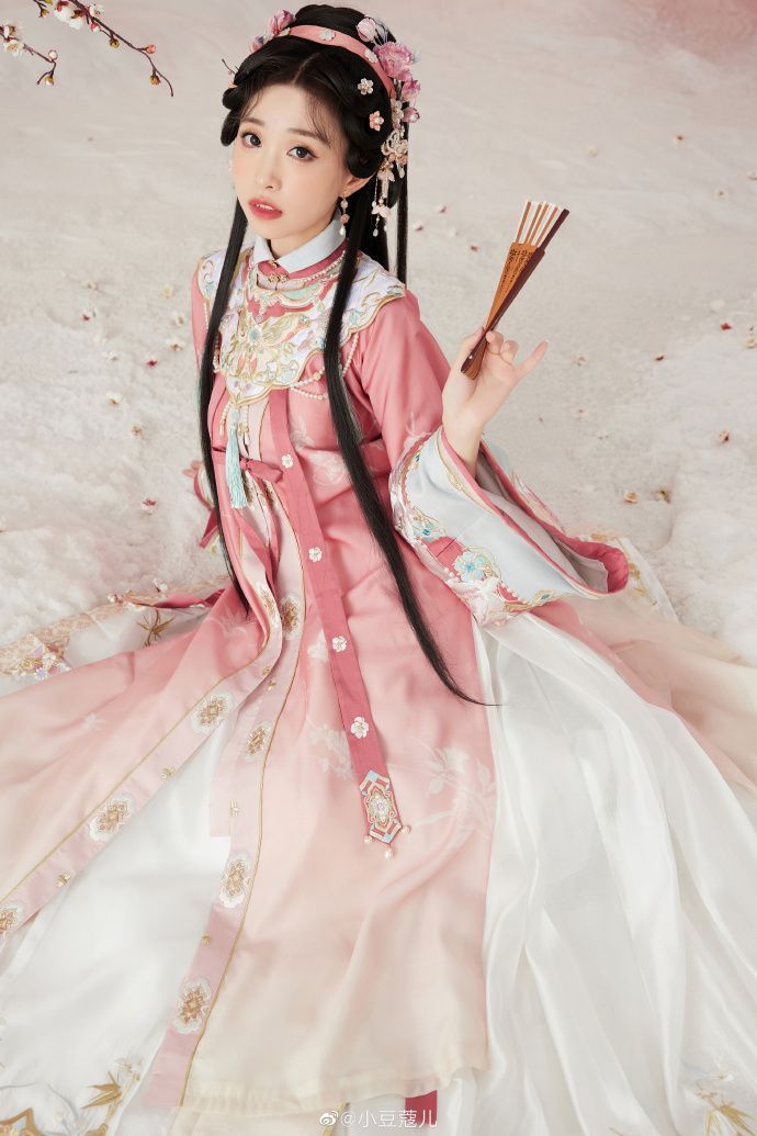 The Journey of a Student in Original Hanfu:The Story of Shilixiang