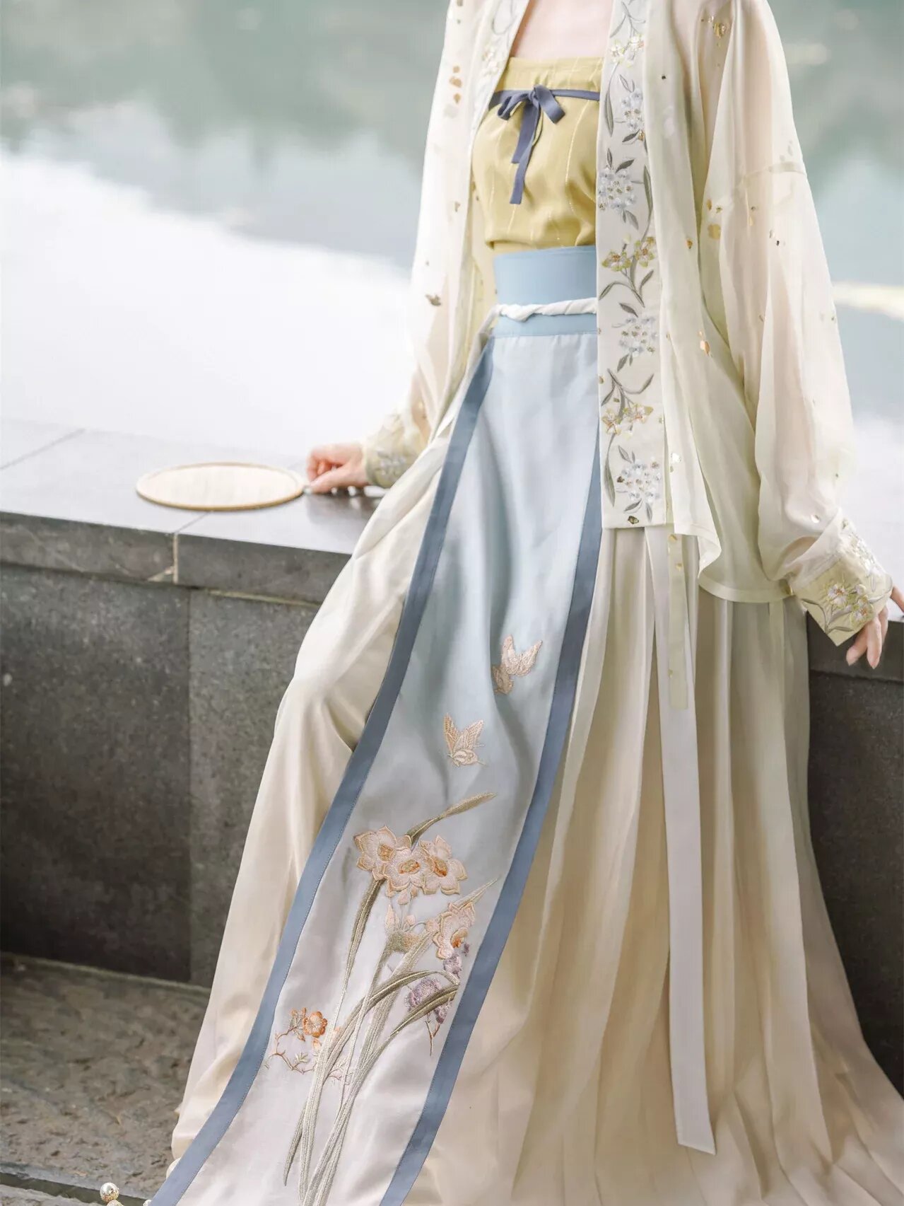 The Splendor of Hanfu Undergarments:The Crown of Phoenix and the Robe of Dawn