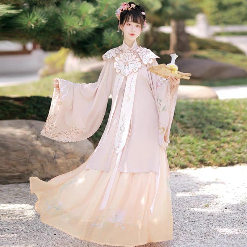 Short-Length Cheongsam Overcoat:A Fashion Statement with Cultural Significance Short-Length Cheongsam Overcoat:A Fashion Statement with Cultural Significance