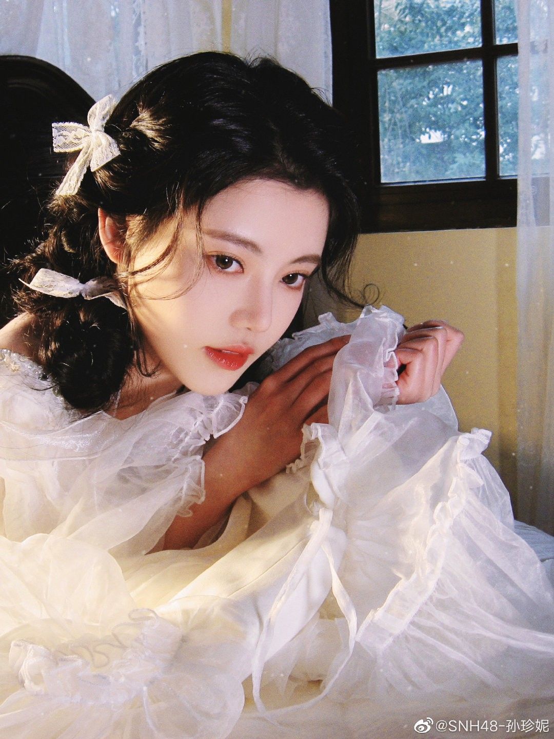 The Elegance of Fans and Horseface Skirts in Traditional Chinese Fashion The Elegance of Fans and Horseface Skirts in Traditional Chinese Fashion