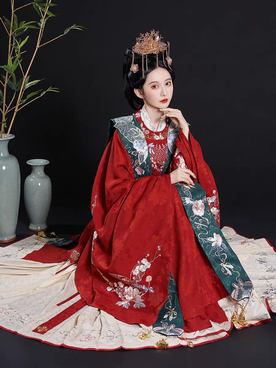 Golden Silk Velvet Tang Suit Jacket:A Closer Look at Traditional Elegance