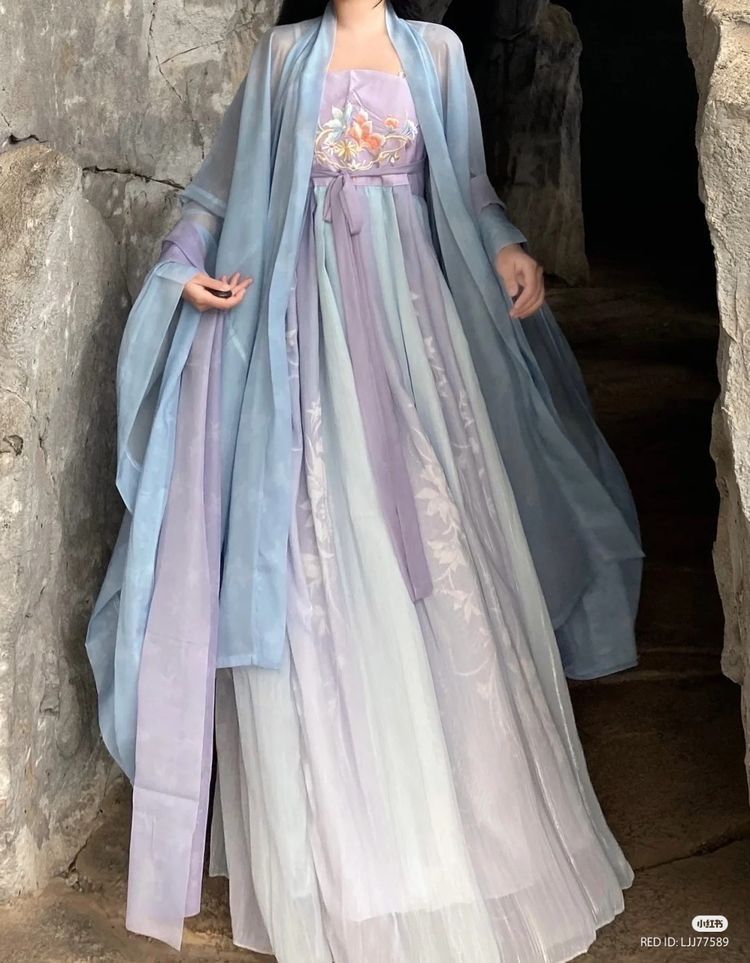 The Elegance of Qipao in the Wedding Ceremony:The Story of a Bride and a Groom The Elegance of Qipao in the Wedding Ceremony:The Story of a Bride and a Groom