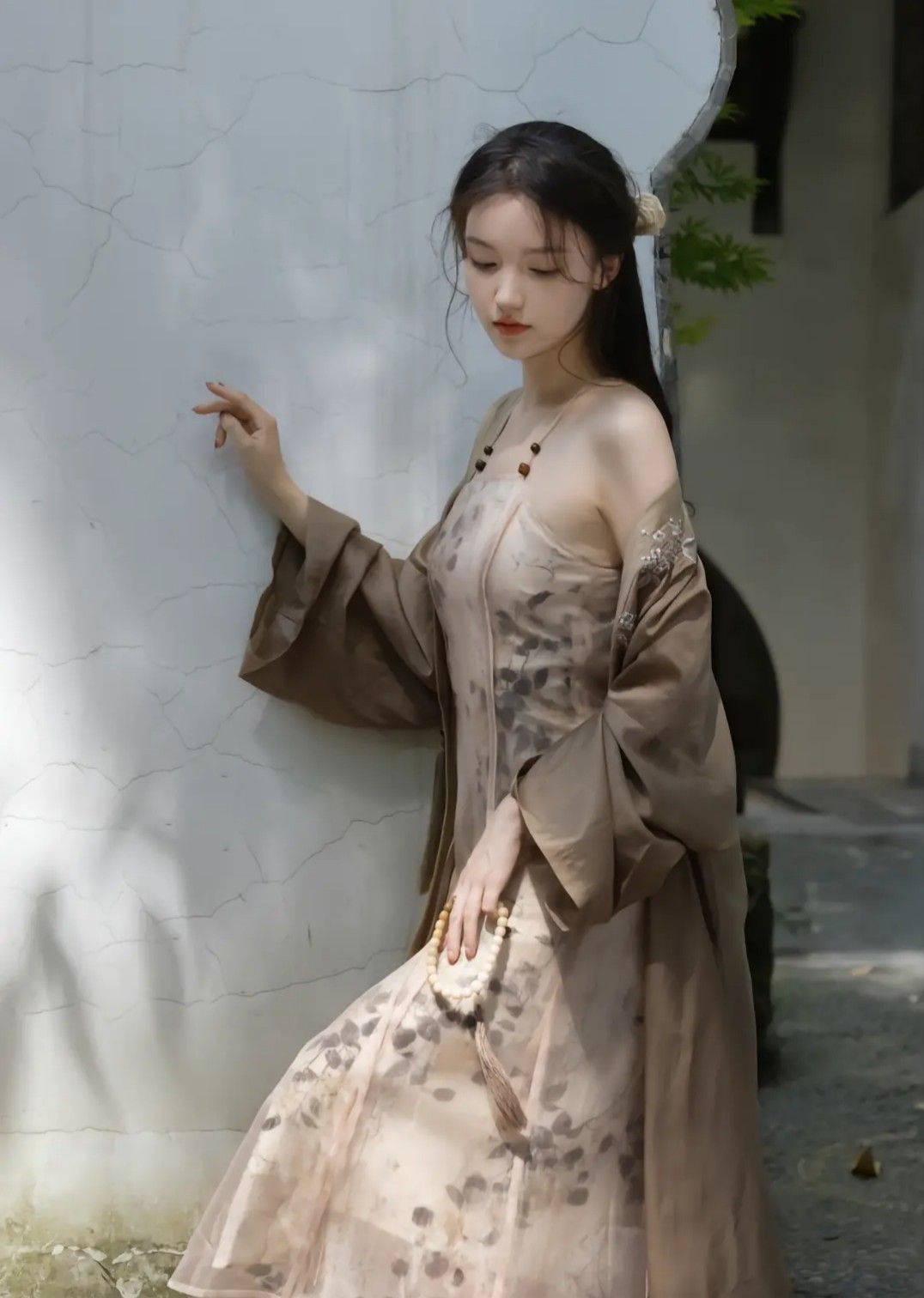 The Chilling Elegance of Silk Cheongsam The Chilling Elegance of Silk Cheongsam