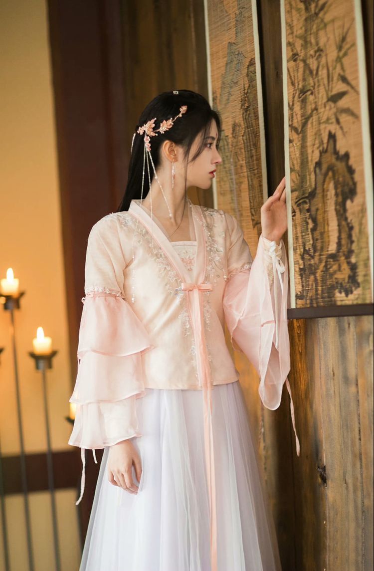 Winter Cheongsam Style:Embracing the Curves in Winter Fashion Winter Cheongsam Style:Embracing the Curves in Winter Fashion