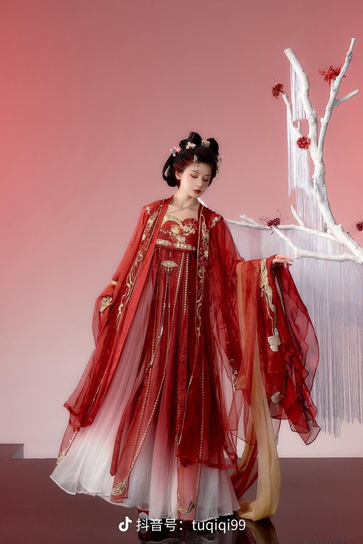 Tang-Style Costumes and the Enchanting Elementary Schoolgirl in Traditional Chinese Hanfu Tang-Style Costumes and the Enchanting Elementary Schoolgirl in Traditional Chinese Hanfu