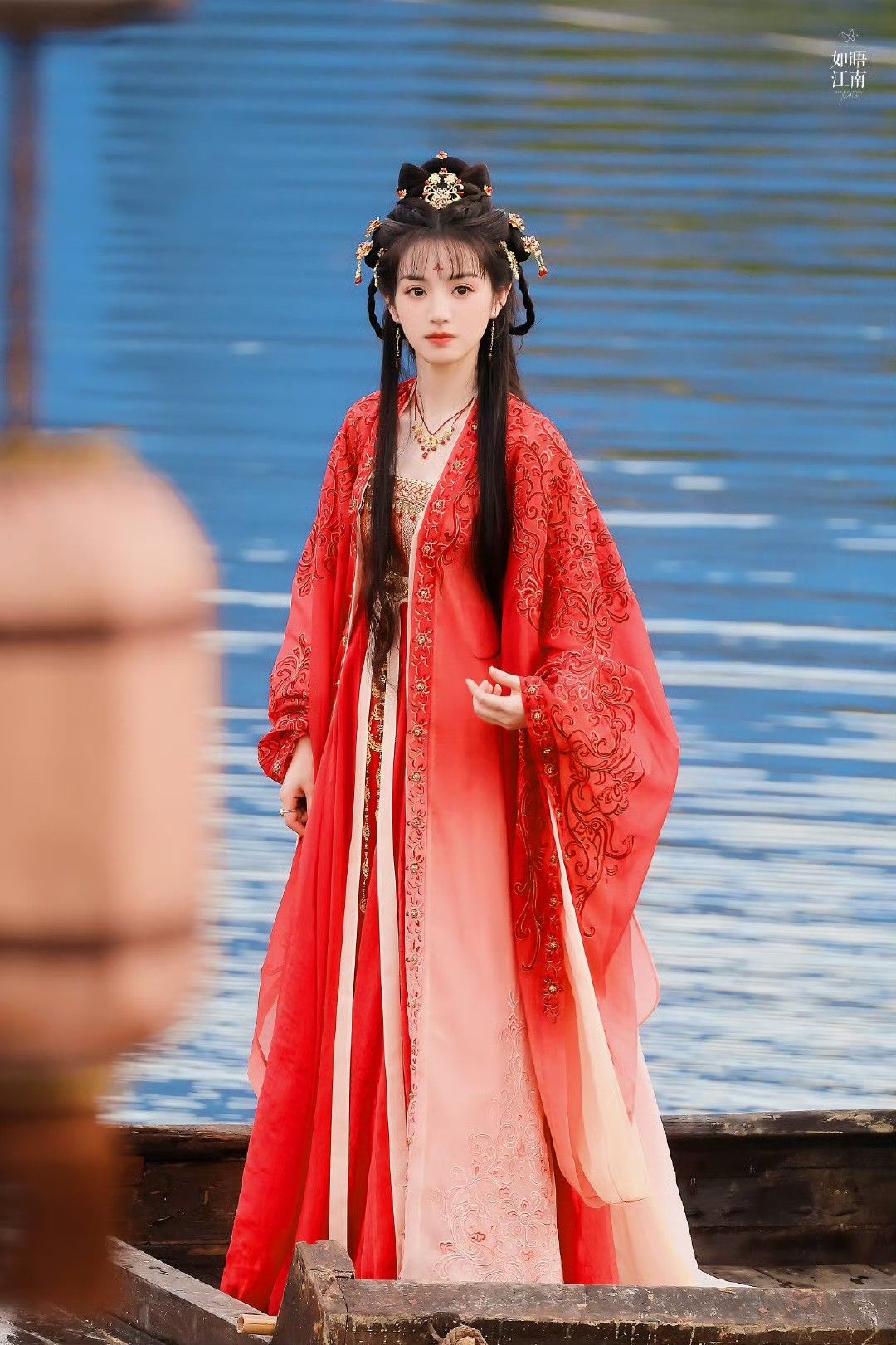 The Splendor of Hanfu Costumes and the Art of Clans Fans The Splendor of Hanfu Costumes and the Art of Clans Fans
