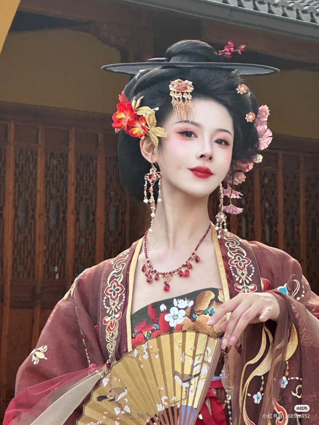 The Origin and Evolution of the Chest-Length Robe with Skirt in Traditional Chinese Hanfu Fashion The Origin and Evolution of the Chest-Length Robe with Skirt in Traditional Chinese Hanfu Fashion