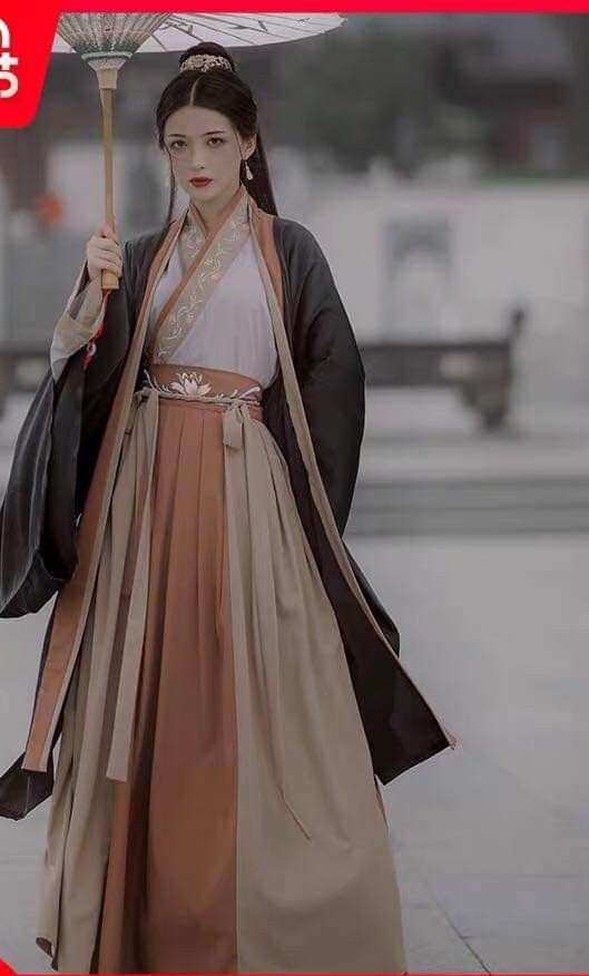 Elegant Clothes:The Art of Pairing Cheongsam with a Shawl Elegant Clothes:The Art of Pairing Cheongsam with a Shawl