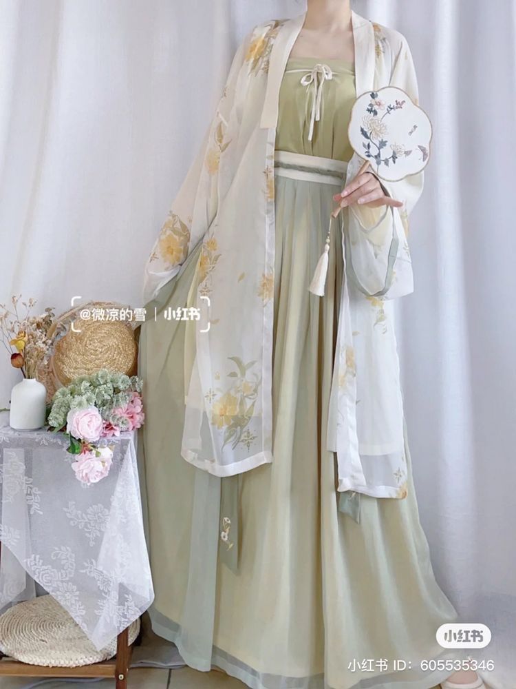 Peach and Pear Puff Pavilions:A Journey into the World of Hanfu Fashion Peach and Pear Puff Pavilions:A Journey into the World of Hanfu Fashion