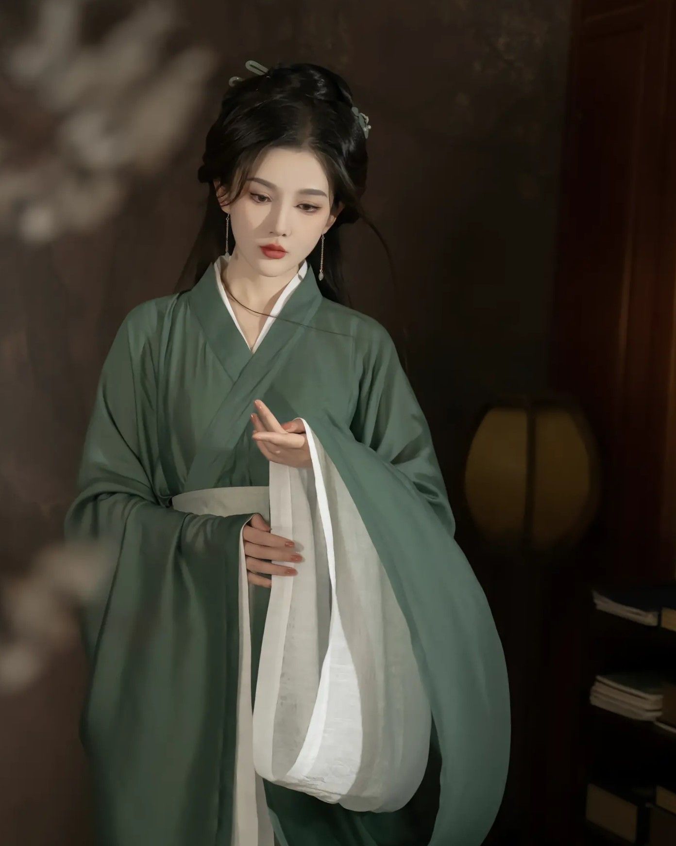 The Elegance of a Ladys Mid-Sleeve Cheongsam Skirt The Elegance of a Ladys Mid-Sleeve Cheongsam Skirt