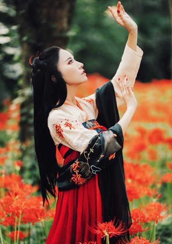 The Enchantment of Warmth and Grace in Qipao:The Story of Chinese Traditional Clothing The Enchantment of Warmth and Grace in Qipao:The Story of Chinese Traditional Clothing