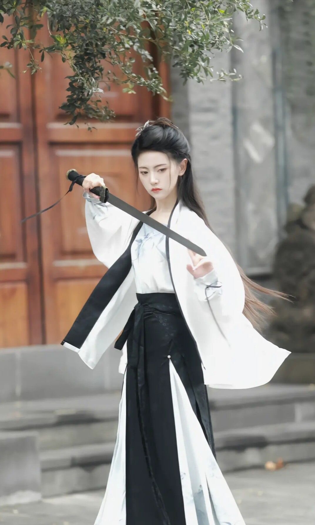 Engaged in a New Chinese Style:Tall Fashionistas Embrace Qipao for their Engagement Ceremonies Engaged in a New Chinese Style:Tall Fashionistas Embrace Qipao for their Engagement Ceremonies