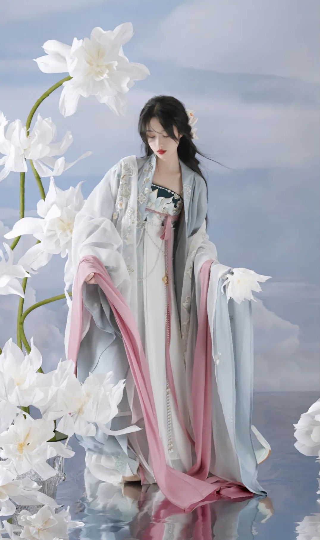 The Blue Hanfu Girl Child:A Glimpse into the World of Traditional Chinese童装 The Blue Hanfu Girl Child:A Glimpse into the World of Traditional Chinese童装
