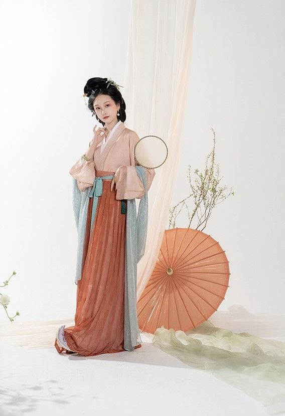 The Enigma of a Heroic Woman in Traditional Hanfu Costume The Enigma of a Heroic Woman in Traditional Hanfu Costume