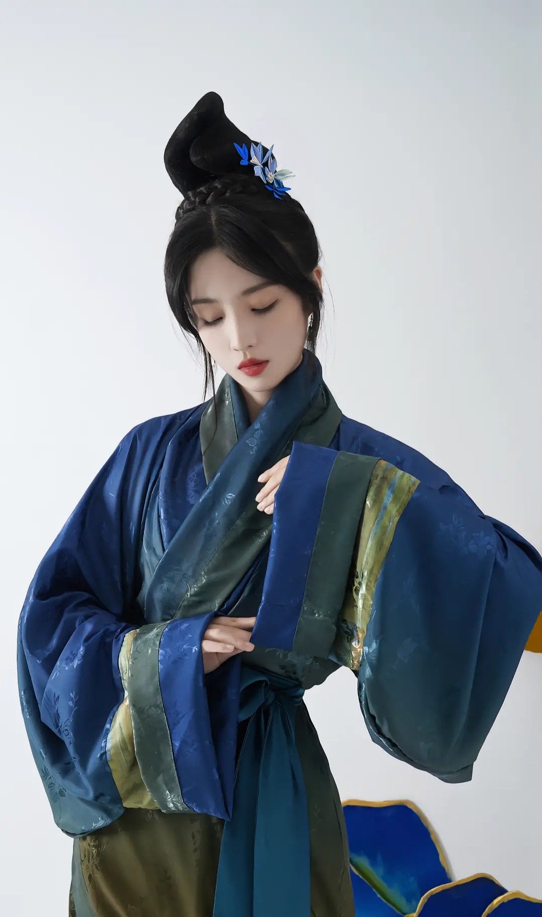 Embroidery-Enhanced Qipao-Style Dress:A Blend of Tradition and Modernity